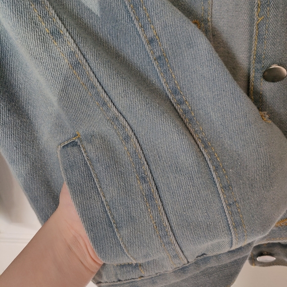 🌠2/$35🌠 Yesstyle Light Wash Denim Jean Jacket - Picture 5 of 10